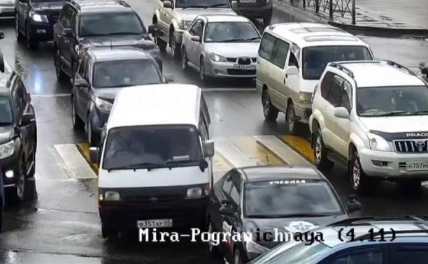 "Мне надо": микроавтобус притёр учебную машину ДОСААФ в Южно-Сахалинске