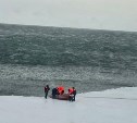 Спасатели, ищущие сахалинских рыбаков, облачились в гидрокостюмы
