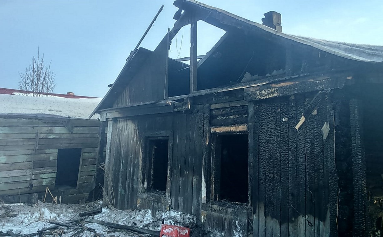 Личности погибших при пожаре в Южно-Сахалинске мужчины и женщины устанавливаются