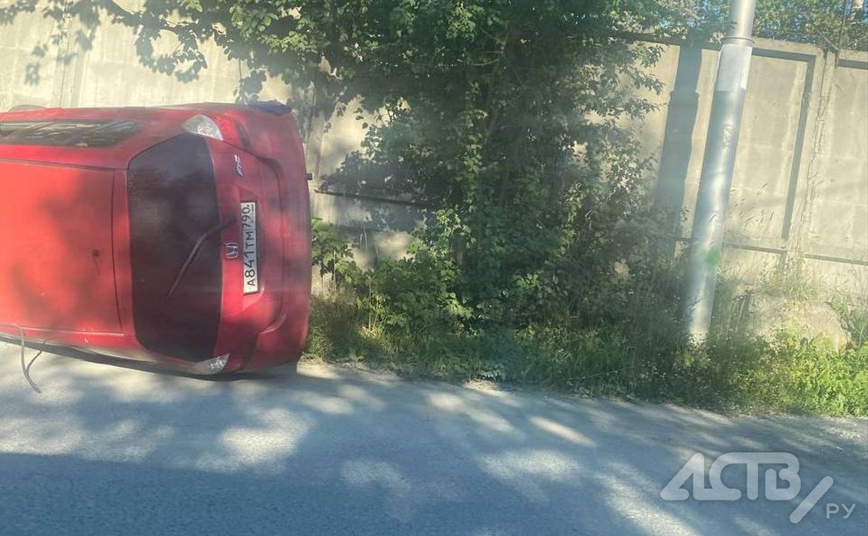 "Хонда Фит" легла на бок после аварии в Южно-Сахалинске 