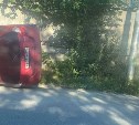 "Хонда Фит" легла на бок после аварии в Южно-Сахалинске 