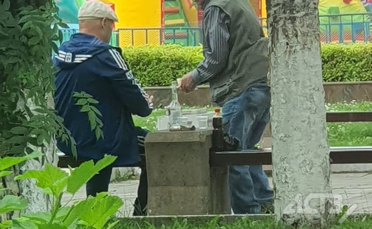 "Пугают голубей электрошокером": любители выпить открыли "бар" на площади в Корсакове