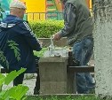 "Пугают голубей электрошокером": любители выпить открыли "бар" на площади в Корсакове