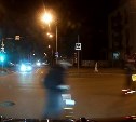 Банда электросамокатчиков заставила экстренно тормозить автомобиль в Южно-Сахалинске
