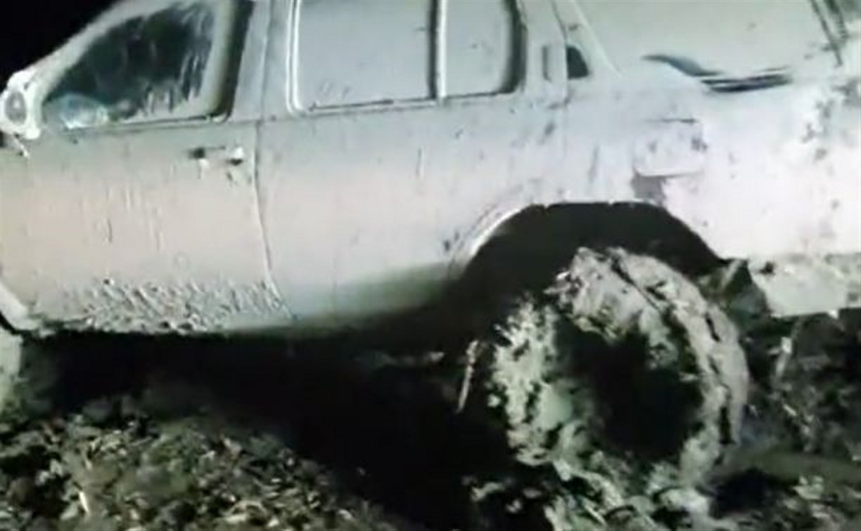 Сахалинский джипер вытащил увязший по пути на грязевой вулкан внедорожник