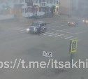 Момент столкновения автомобиля и самоката в Южно-Сахалинске зафиксировала камера наблюдения