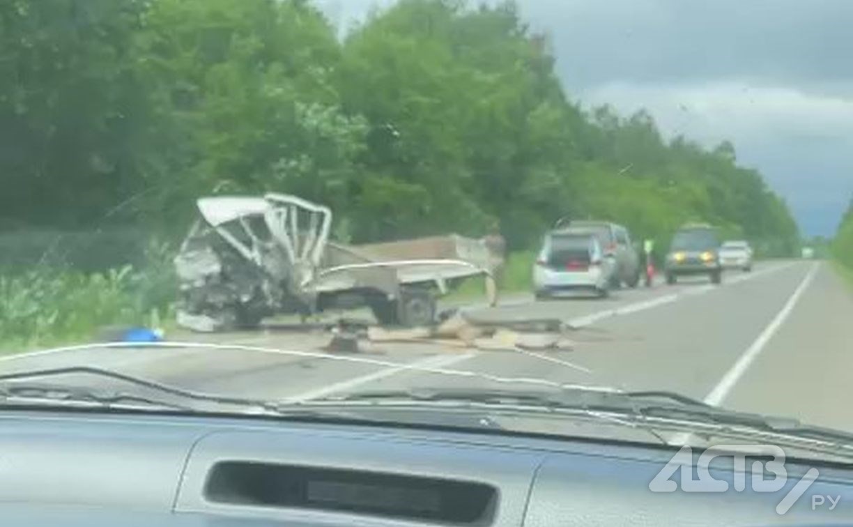 Появилось видео с места страшного ДТП на трассе в Поронайском районе
