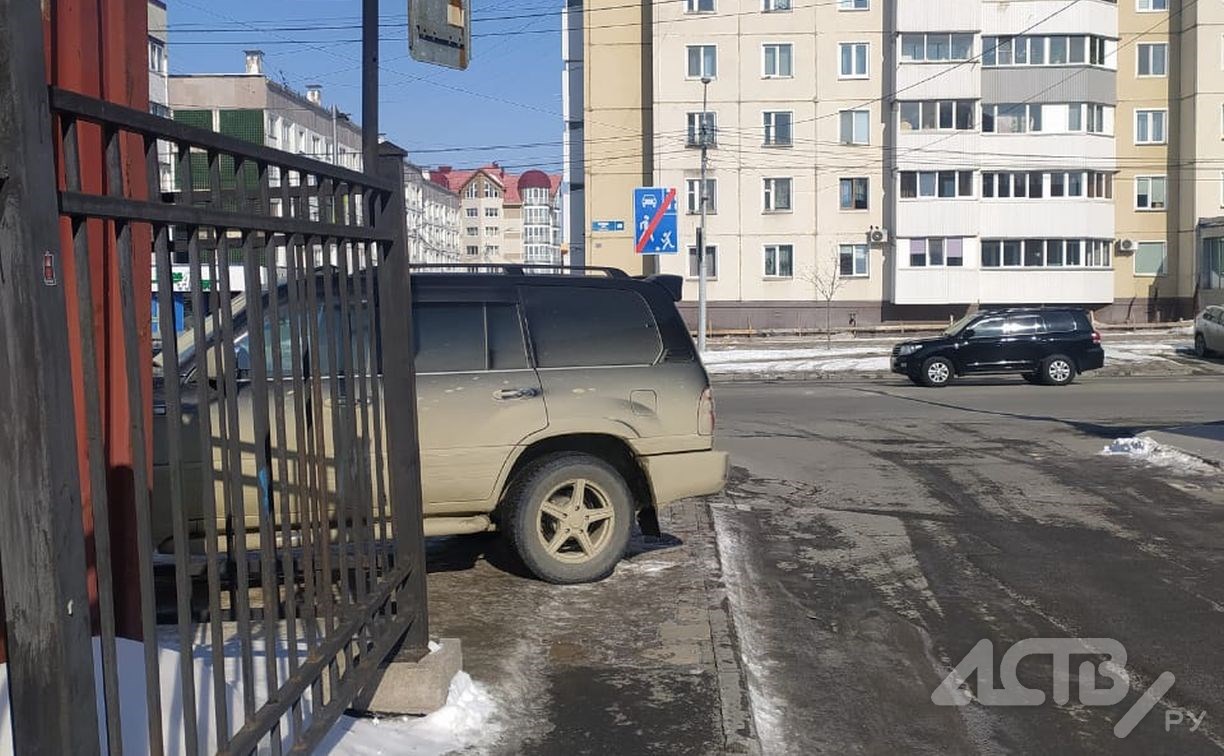 Автохам нашёл нетипичное место для парковки у ТЦ в Южно-Сахалинске