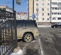 Автохам нашёл нетипичное место для парковки у ТЦ в Южно-Сахалинске