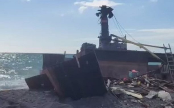 Выброшенное в шторм рыболовное судно распилили на Сахалине
