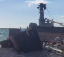 Выброшенное в шторм рыболовное судно распилили на Сахалине