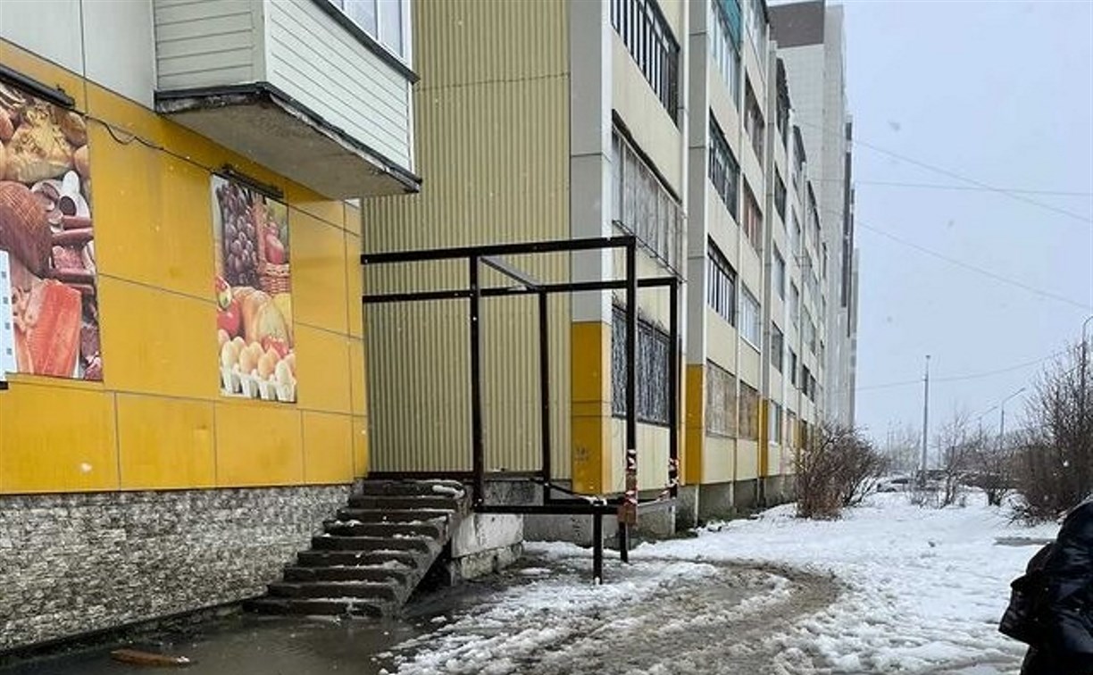"Ты не пройдешь!": пристройка у магазина в Южно-Сахалинске загородила жителям вход во двор