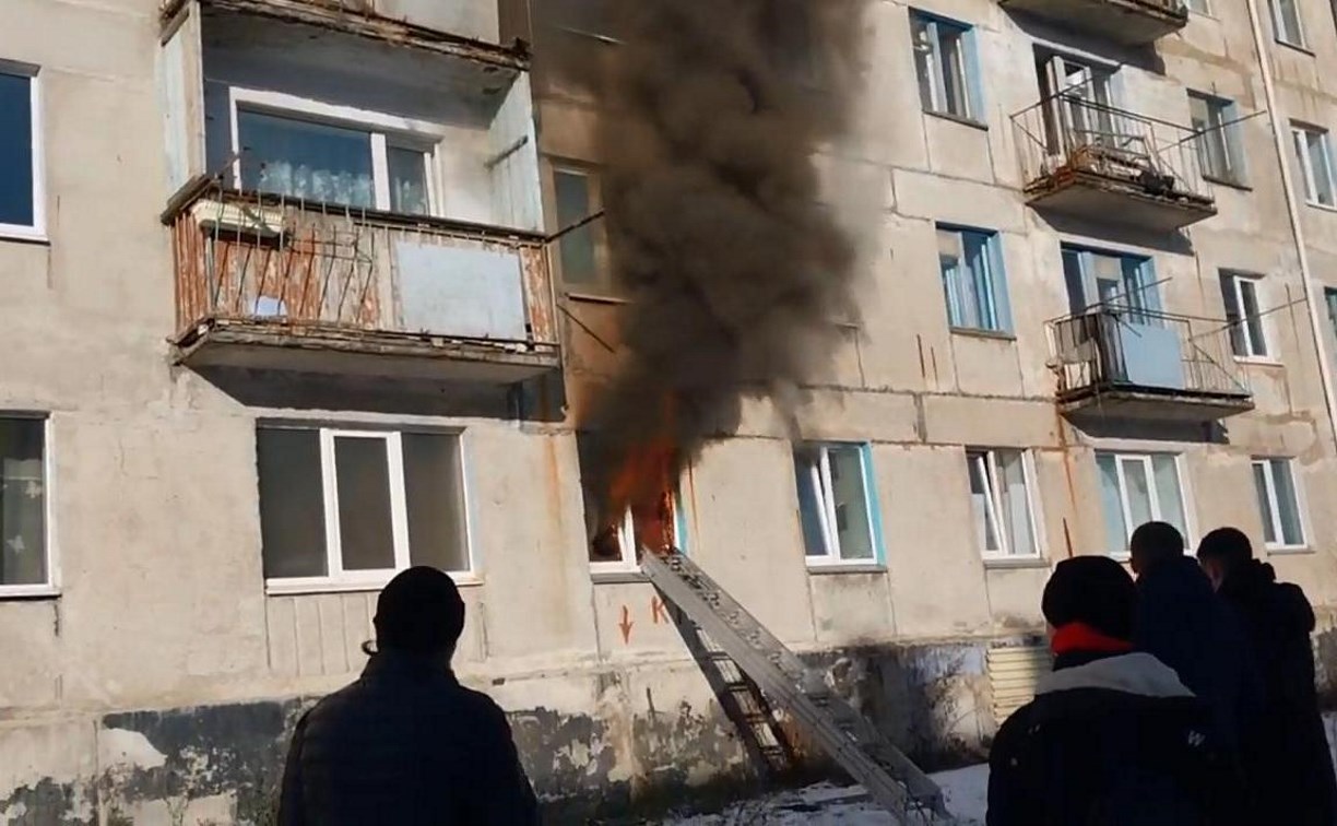 Пять человек эвакуировали при пожаре в жилом доме в Шахтёрске