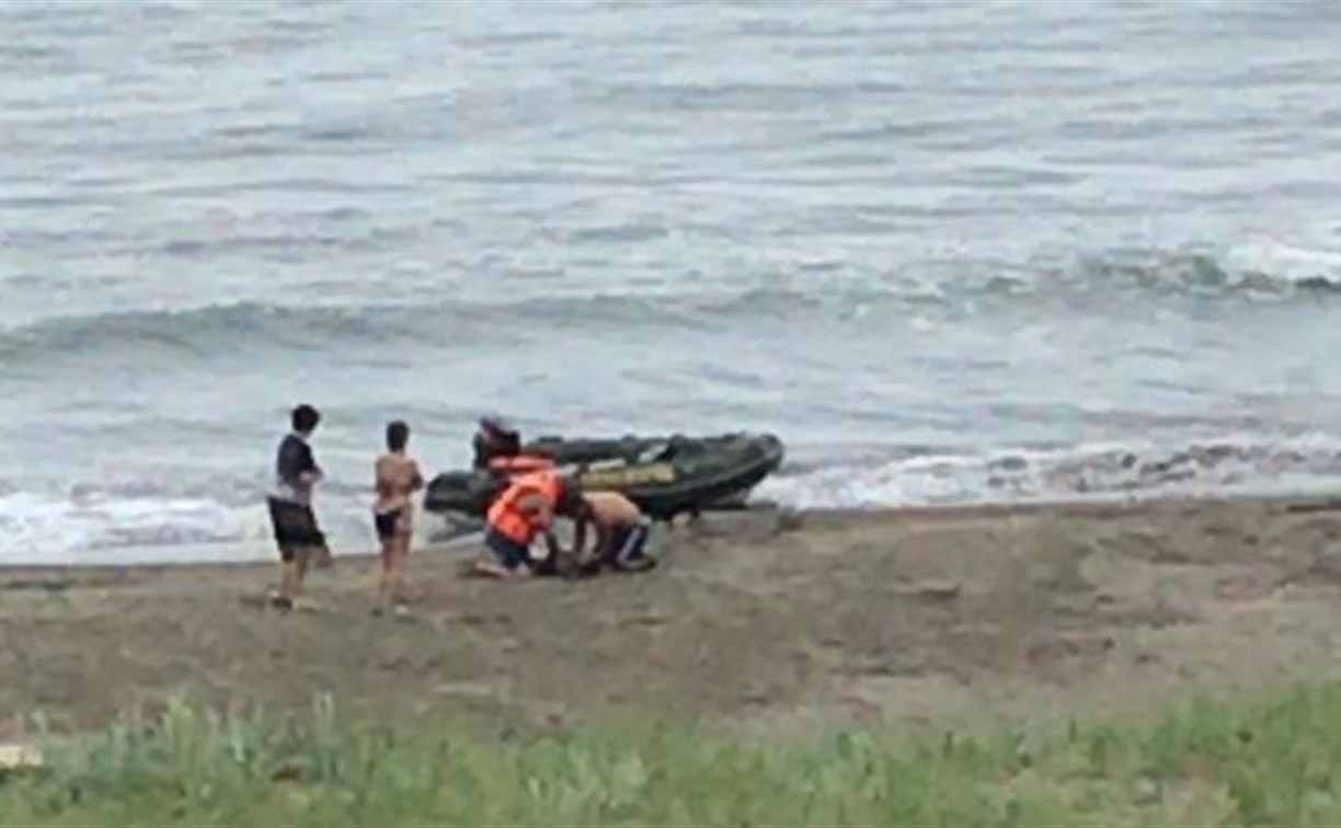 На пляже в Холмском районе чуть не утонул ребенок