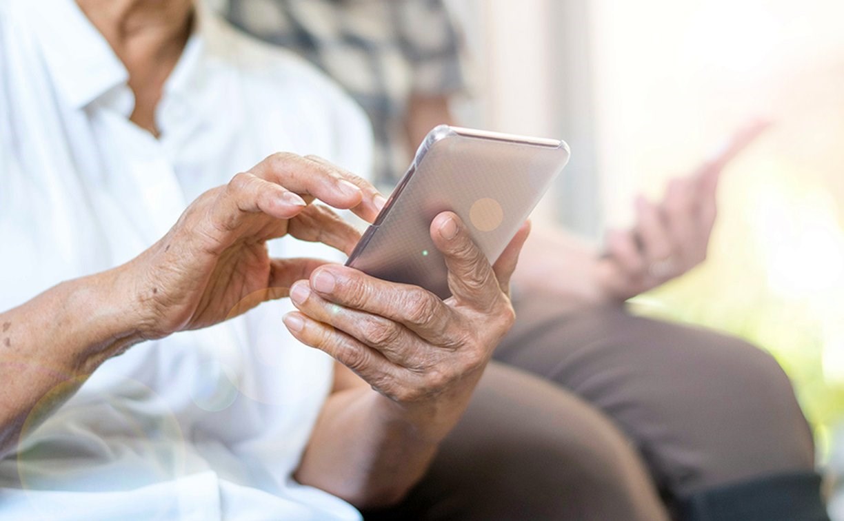 Сахалинские пенсионеры переходят с кнопочных телефонов на смартфоны