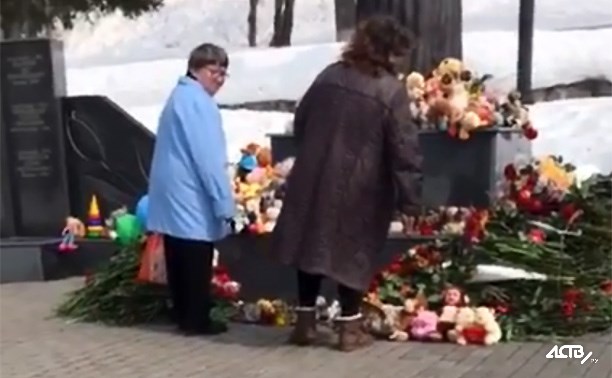 В Южно-Сахалинске мародеры собирают игрушки с мемориала жертвам кемеровской трагедии