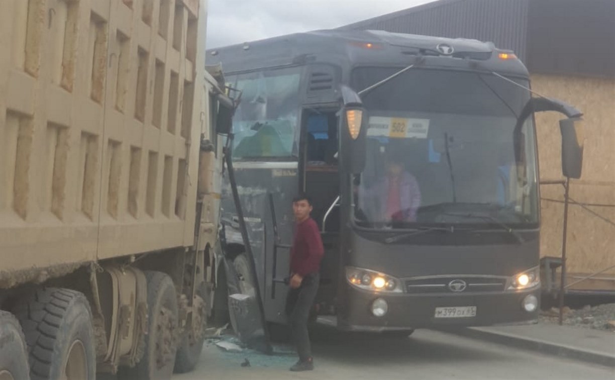 Пассажирский автобус с людьми попал в серьёзное ДТП на юге Сахалина