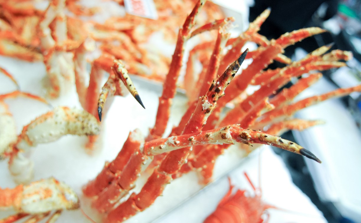 На Сахалине у браконьера забрали микроавтобус и лодку из-за 16 крабов