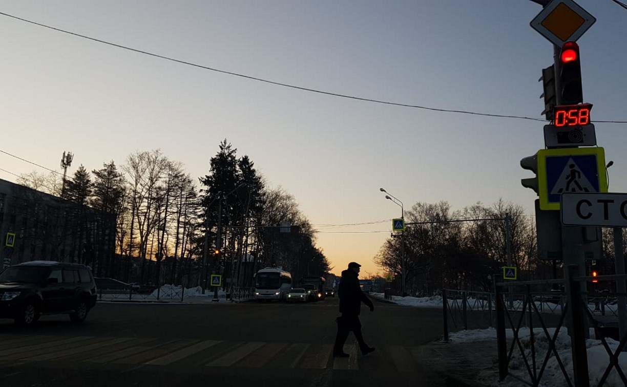 Перекресток южно сахалинск. Светофор Южно-Сахалинск. Южно-Сахалинск Тихая 5 светофор. Южно-Сахалинск светофор на улице Тихая 104.