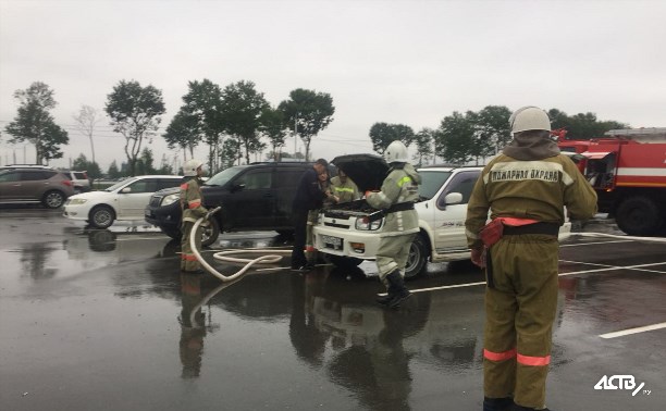 На парковке у аэропорта Южно-Сахалинска загорелся автомобиль