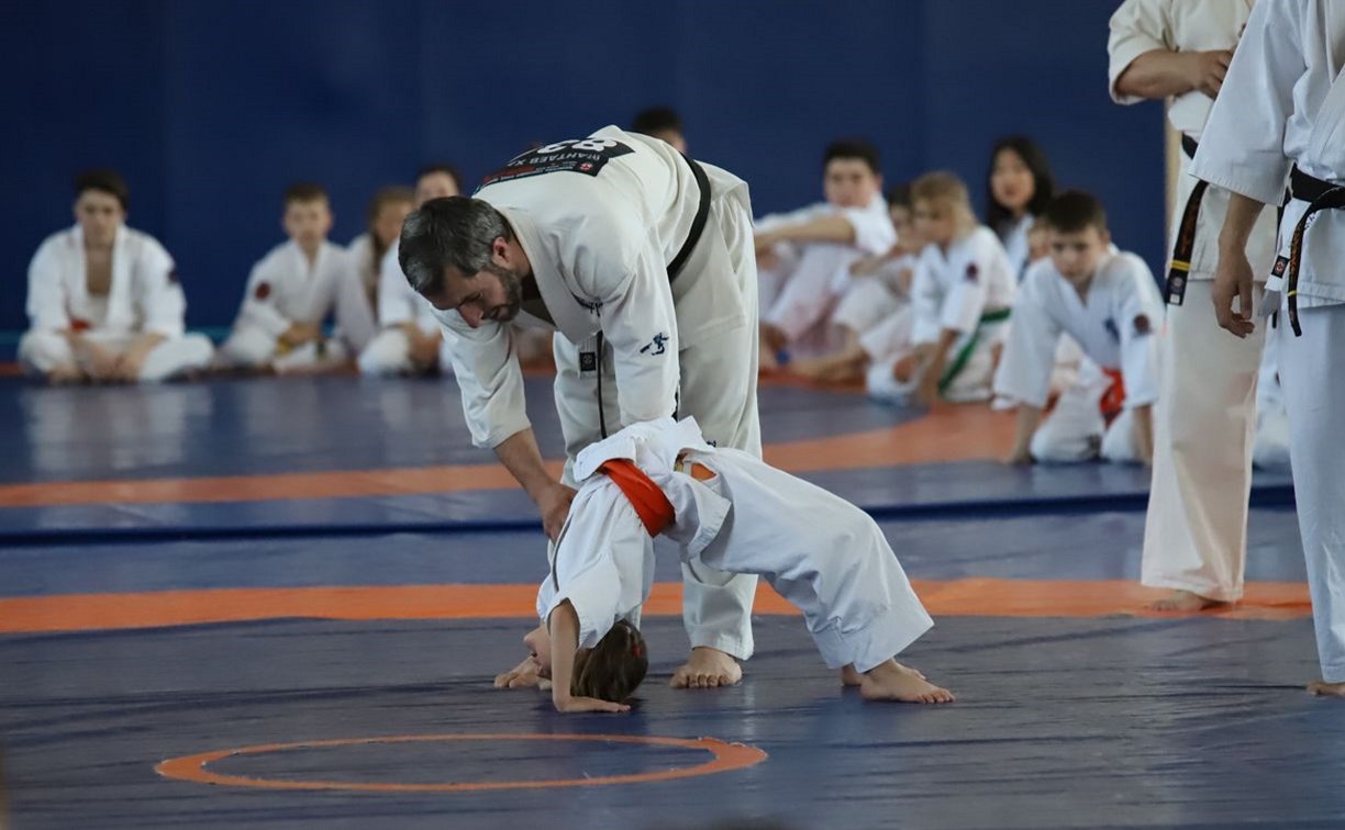Трёхкратный чемпион мира по каратэ-киокусинкай провёл мастер-класс для юных сахалинцев