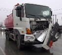 Два человека пострадали при столкновении бензовоза и самосвала в Южно-Сахалинске
