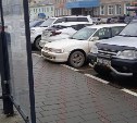 Автохамы в Южно-Сахалинске превратили остановку в парковку
