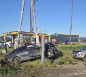 "Ни одной царапины": девушка на "Кроуне" вылетела с дороги и врезалась в забор в Аниве