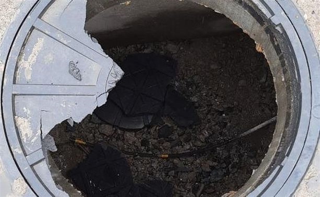 "Из пластмасски какой-то что ли": на улице Дзержинского в Южно-Сахалинске рассыпался люк