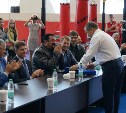 Голливудский актер Стивен Сигал и губернатор Олег Кожемяко посадили дерево дружбы в Корсакове