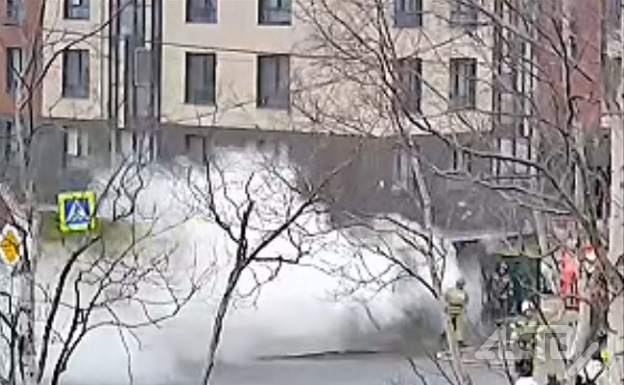 Момент возгорания мусорных баков в Южно-Сахалинске попал на камеру