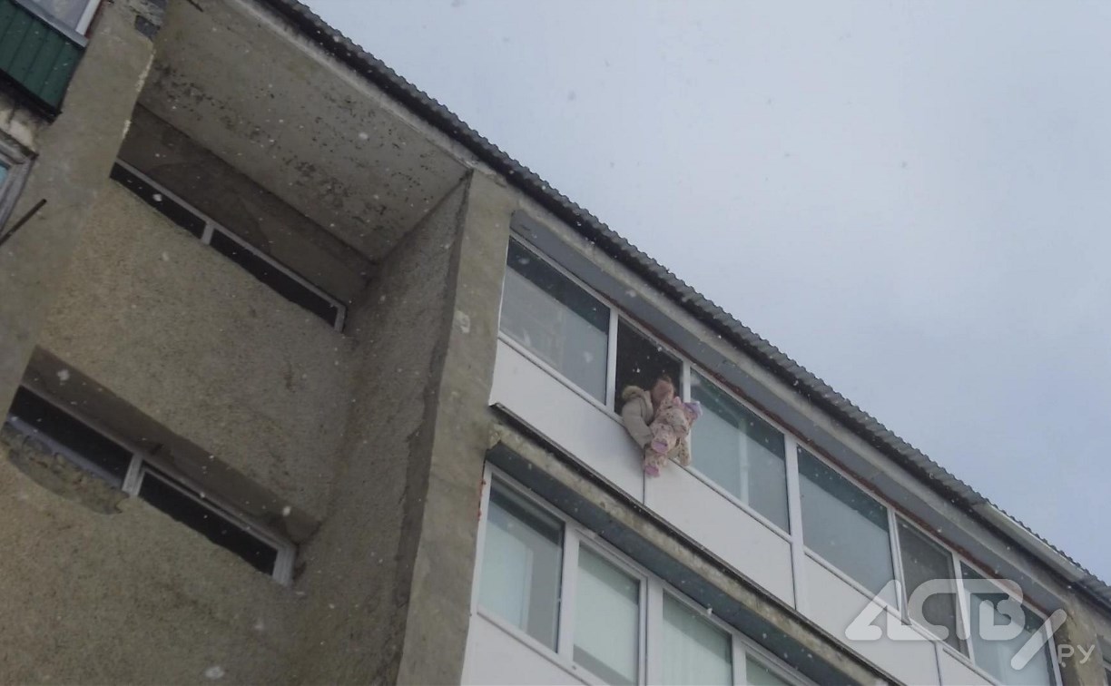 Среди спасённых - маленький ребёнок: появились кадры с места пожара в Аниве