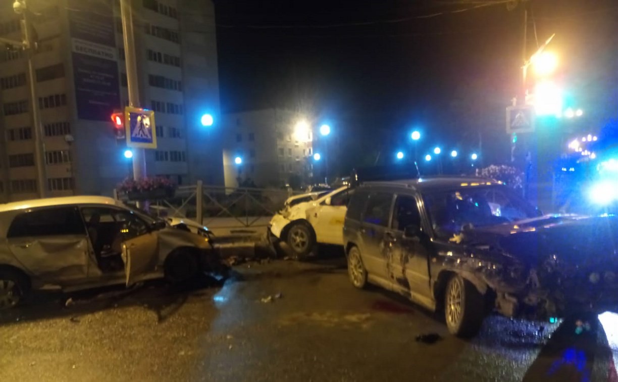 Несколько человек пострадали при столкновении трех автомобилей в Южно-Сахалинске