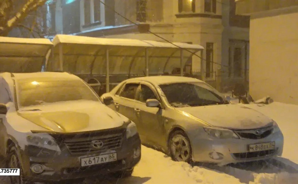 На нескольких улицах Южно-Сахалинска мусоровозы не смогли подъехать к контейнерным площадкам