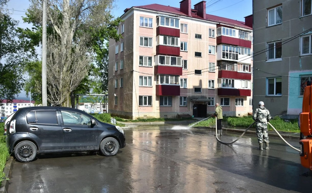 Коммунальщики в Долинске начали мыть дворы
