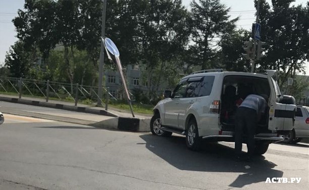 Водитель внедорожника сбил дорожный знак на улице Комсомольской в Южно-Сахалинске 