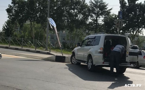 Водитель внедорожника сбил дорожный знак на улице Комсомольской в Южно-Сахалинске
