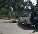 Водитель внедорожника сбил дорожный знак на улице Комсомольской в Южно-Сахалинске 
