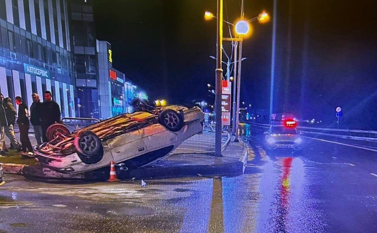 В Южно-Сахалинске "Виста" опрокинулась на крышу, пострадала школьница 