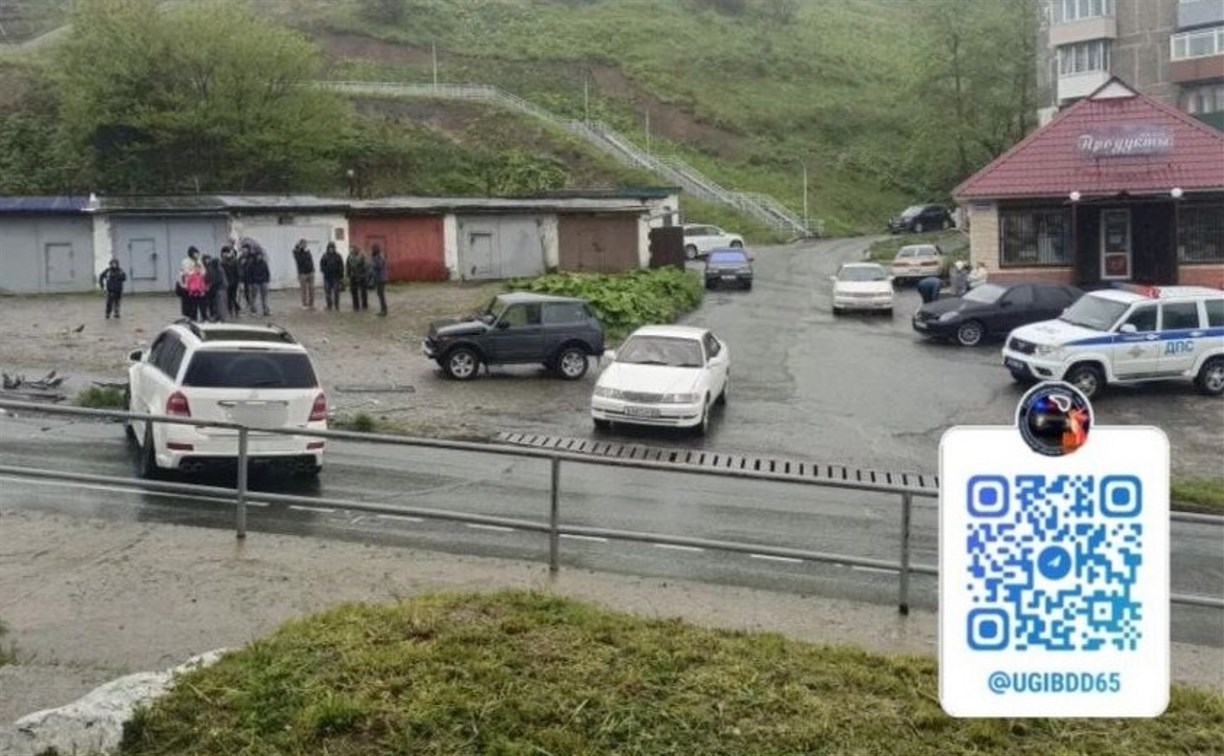 Трое пострадавших: подробности жесткого ДТП с "Мерседсом" в Холмске 
