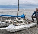Два блогера переплыли Татарский пролив на плоту из палок и плёнки