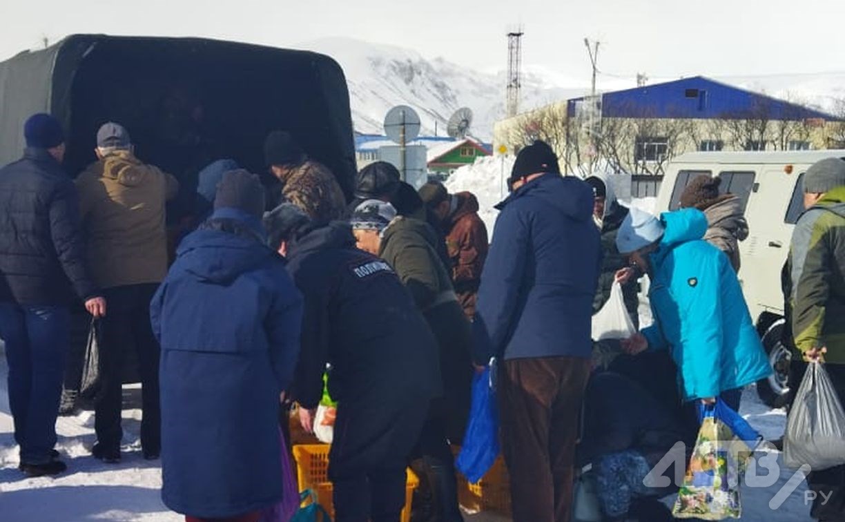 Жители Северо-Курильска выстроились в очередь за бесплатной рыбой