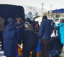 Жители Северо-Курильска выстроились в очередь за бесплатной рыбой