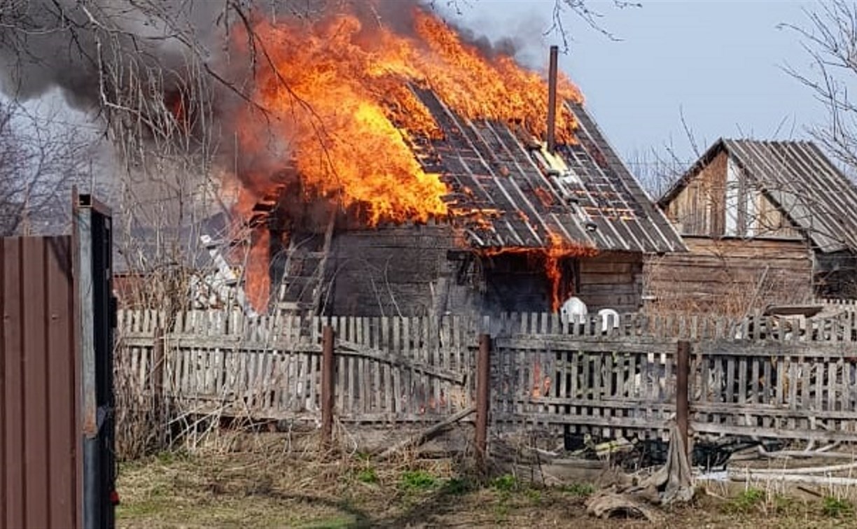 Баня сгорела в селе на юге Сахалина