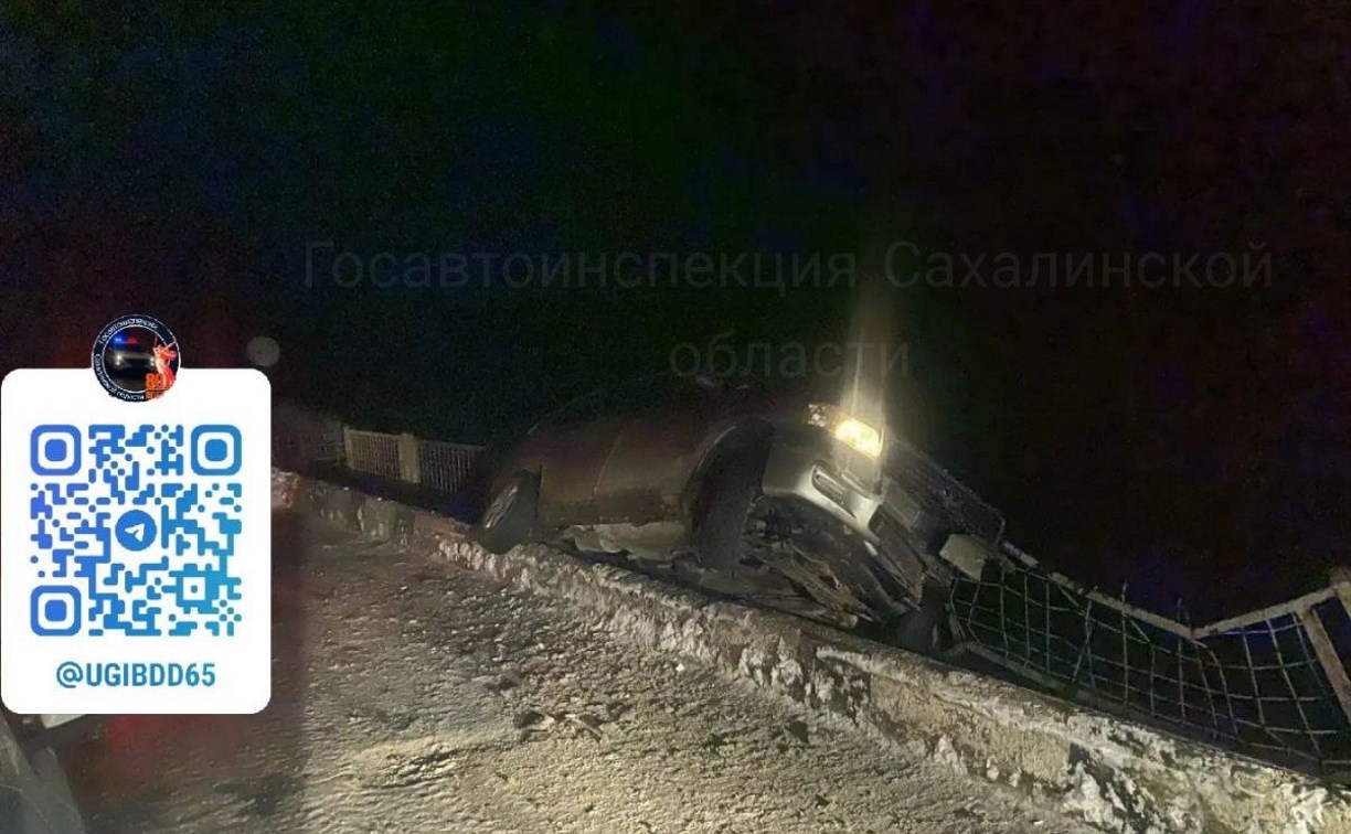 "Водитель пострадал": в Долинском районе Toyota Succeed вылетел с дороги 