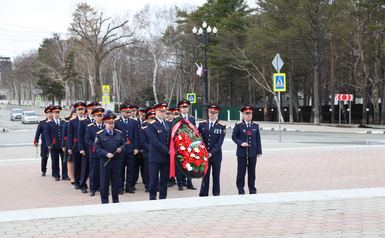 Сотрудники следственного управления возложили к мемориалу Славы в Южно-Сахалинске венок и цветы