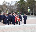 Сотрудники следственного управления возложили к мемориалу Славы в Южно-Сахалинске венок и цветы