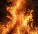 В Южно-Сахалинске пожарные потушили мебель в административном здании