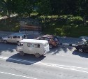"Люди прыгают вокруг машин": автохамы не пускают автобусы к остановке в Южно-Сахалинске