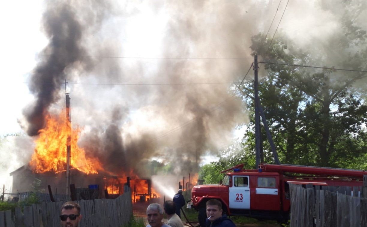 Из-за пожара в Соколе семья с двумя детьми лишилась дома, документов и одежды